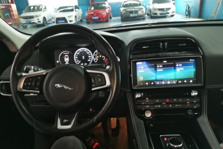 Used Jaguar F-PACE 2018 2.0T All-Wheel Drive R-Sport Sport Edition Center Console