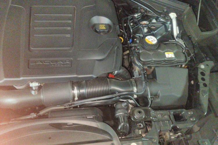 Used Jaguar F-PACE 2018 2.0T Four-Wheel Drive Urban Luxury Edition Engine Bay Left