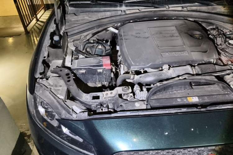 Used Jaguar F-PACE 2018 2.0T Four-Wheel Drive Urban Luxury Edition Engine Bay Right