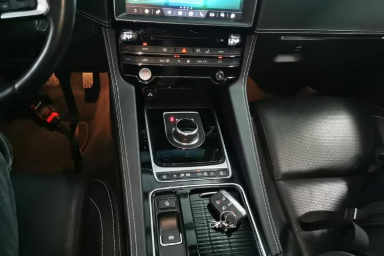 Used Jaguar F-PACE 2018 2.0T All-Wheel Drive R-Sport Sport Edition Gear Lever