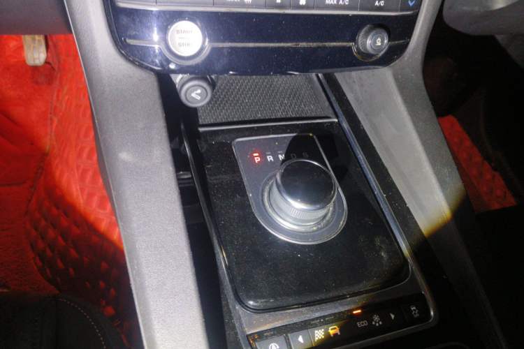 Used Jaguar F-PACE 2018 2.0T Four-Wheel Drive Urban Luxury Edition Gear Lever