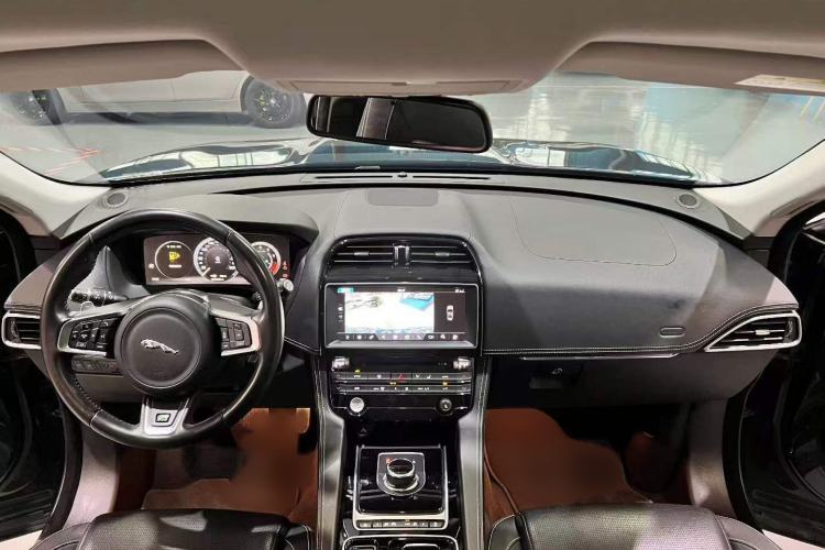 Used Jaguar F-PACE 2018 2.0T All-Wheel Drive R-Sport Sport Edition Interior 2