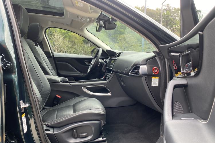 Used Jaguar F-PACE 2018 2.0T All-Wheel Drive R-Sport Sport Edition Interior 3