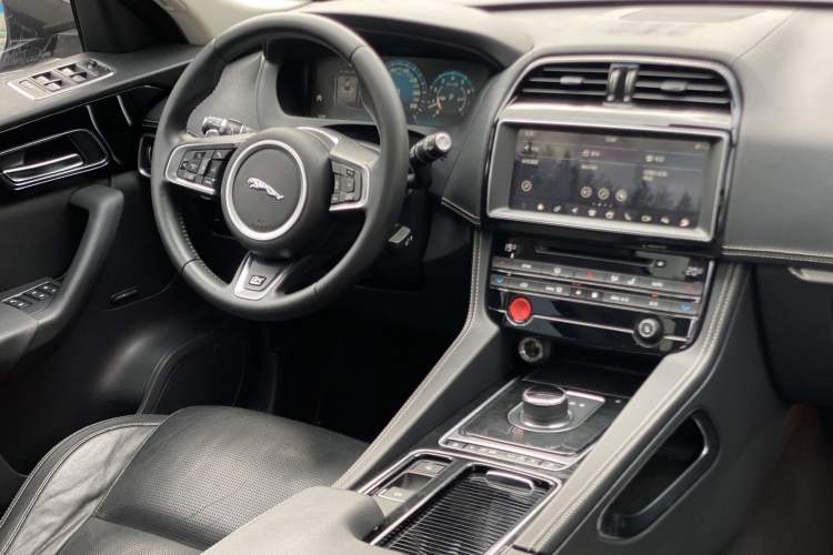 Used Jaguar F-PACE 2018 2.0T All-Wheel Drive R-Sport Sport Edition Interior 4