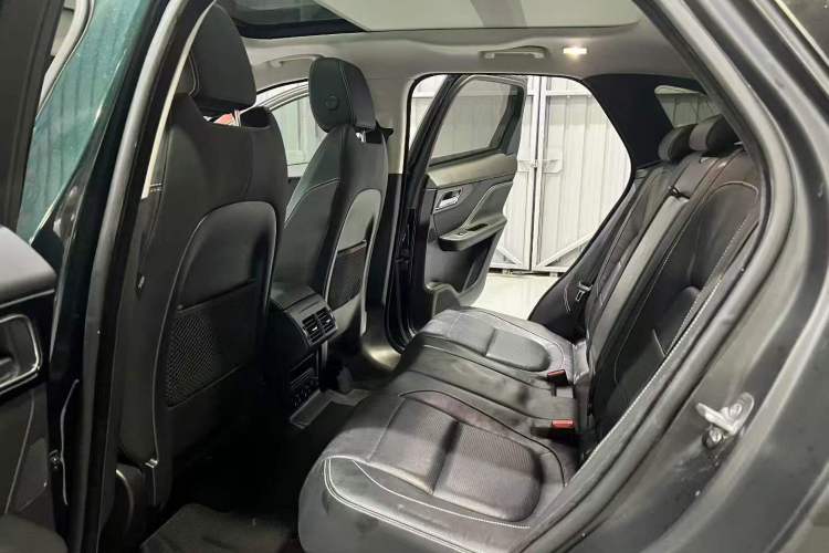 Used Jaguar F-PACE 2018 2.0T All-Wheel Drive R-Sport Sport Edition Interior 4