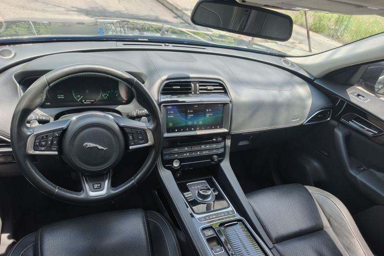 Used Jaguar F-PACE 2018 2.0T All-Wheel Drive R-Sport Sport Edition Interior 6