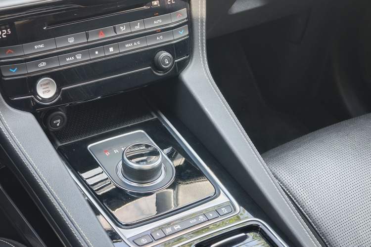 Used Jaguar F-PACE 2018 2.0T All-Wheel Drive R-Sport Sport Edition Interior 7