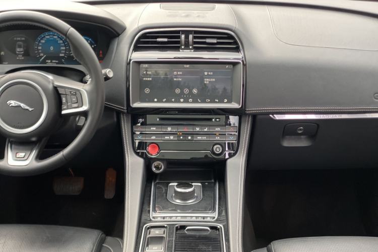 Used Jaguar F-PACE 2018 2.0T All-Wheel Drive R-Sport Sport Edition Interior 7