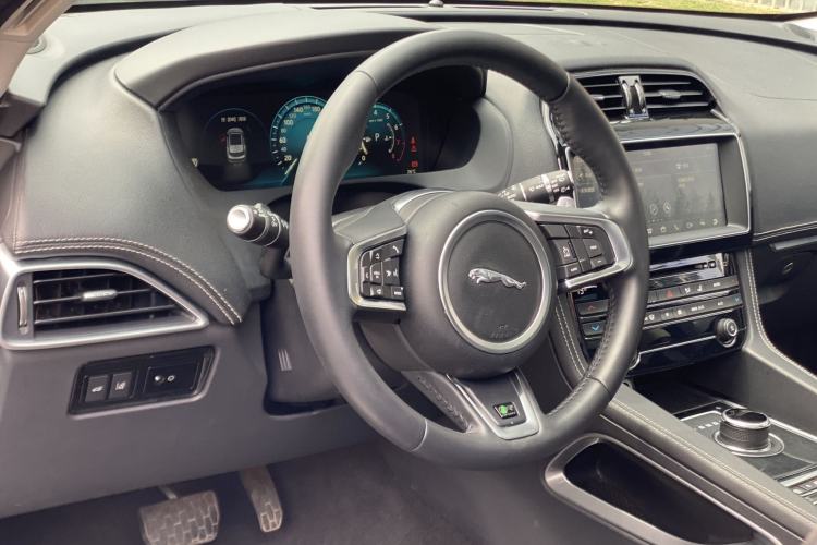 Used Jaguar F-PACE 2018 2.0T All-Wheel Drive R-Sport Sport Edition Interior 9