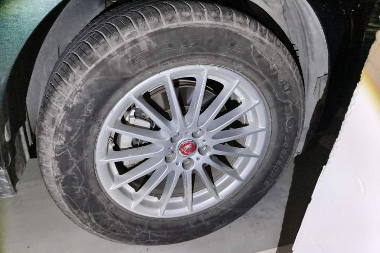 Used Jaguar F-PACE 2018 2.0T Four-Wheel Drive Urban Luxury Edition Right Front Wheel Hub
