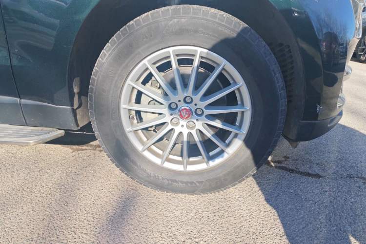 Used Jaguar F-PACE 2018 2.0T Two-Wheel Drive Urban Deluxe Edition Right Front Wheel Hub