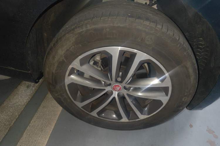 Used Jaguar F-PACE 2018 2.0T All-Wheel Drive R-Sport Sport Edition Right Front Wheel Hub