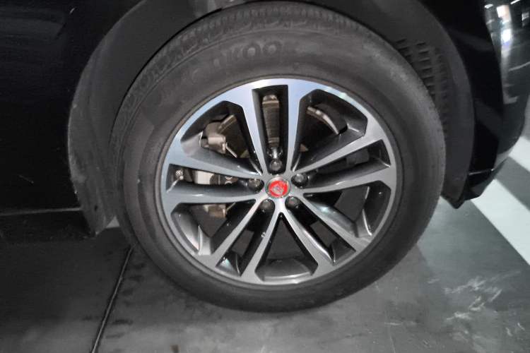 Used Jaguar F-PACE 2018 Restyled 2.0T All-Wheel-Drive R-Sport Sport Edition Right Front Wheel Hub