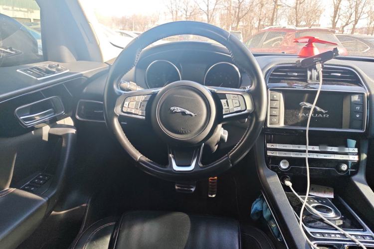 Used Jaguar F-PACE 2018 2.0T Two-Wheel Drive Urban Deluxe Edition Steering Wheel