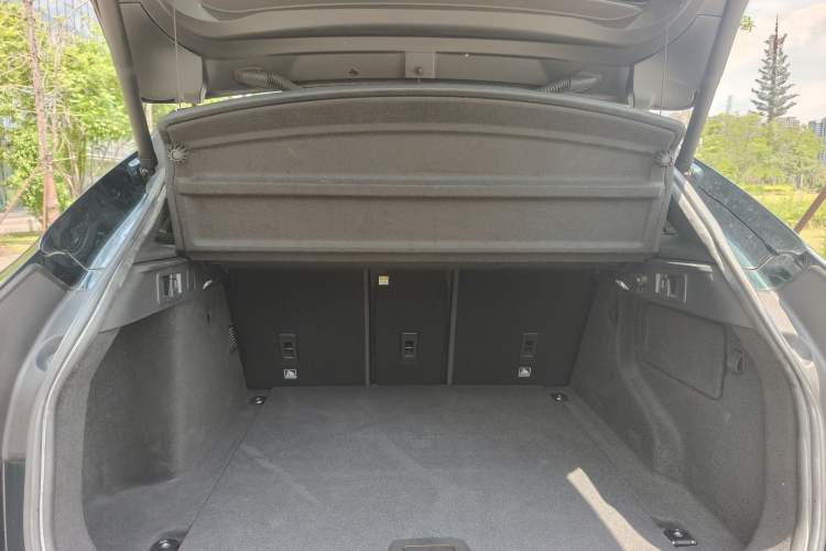 Used Jaguar F-PACE 2018 2.0T All-Wheel Drive R-Sport Sport Edition Trunk