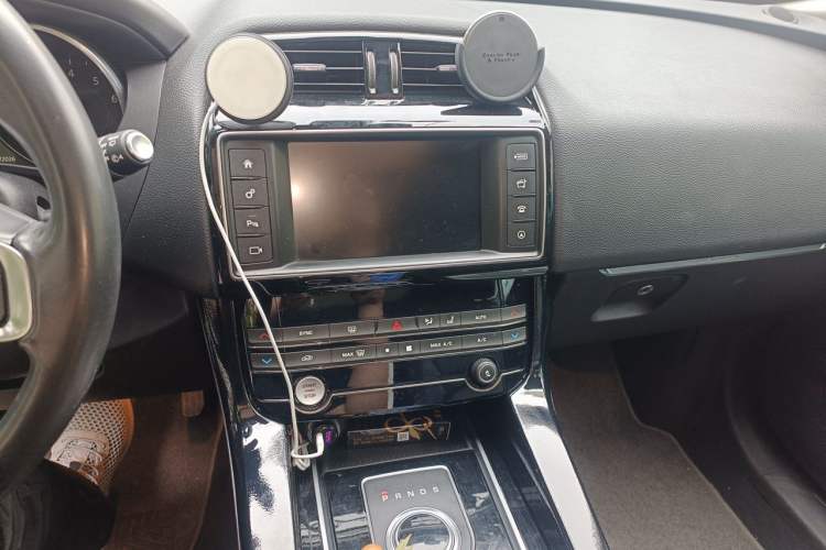 Used Jaguar F-PACE 2018 2.0T Four-Wheel Drive Urban Luxury Edition Audio And AC Panel