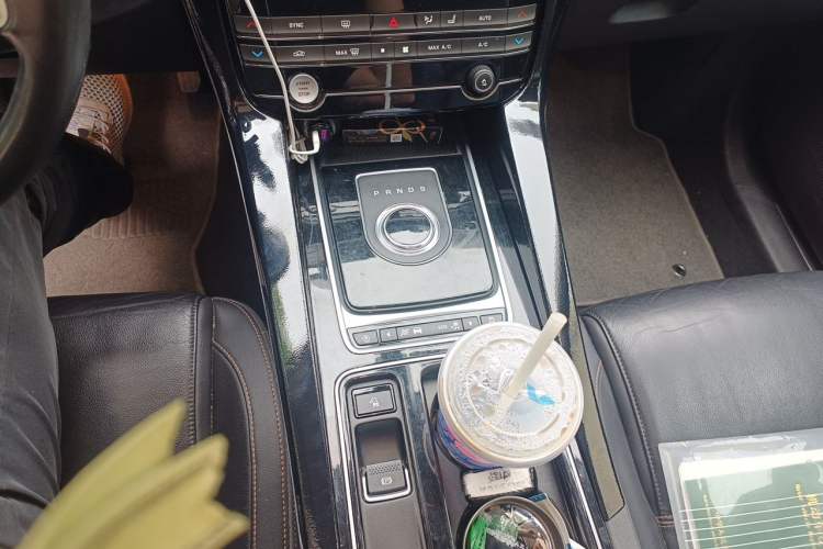 Used Jaguar F-PACE 2018 2.0T Four-Wheel Drive Urban Luxury Edition Gear Lever