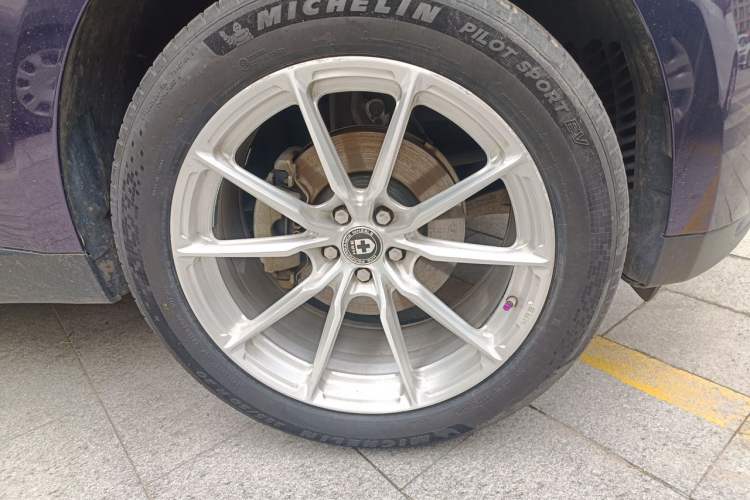Used Jaguar F-PACE 2018 2.0T Four-Wheel Drive Urban Luxury Edition Right Front Wheel Hub