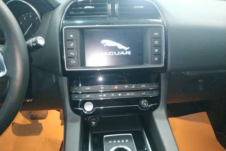 Used Jaguar F-PACE 2018 2.0T Four-Wheel Drive Urban Luxury Edition Audio And AC Panel