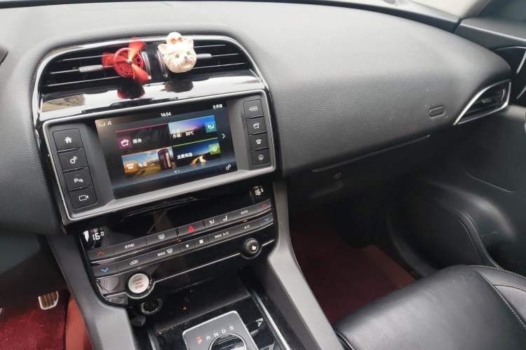 Used Jaguar F-PACE 2018 2.0T Four-Wheel Drive Urban Luxury Edition Audio And AC Panel