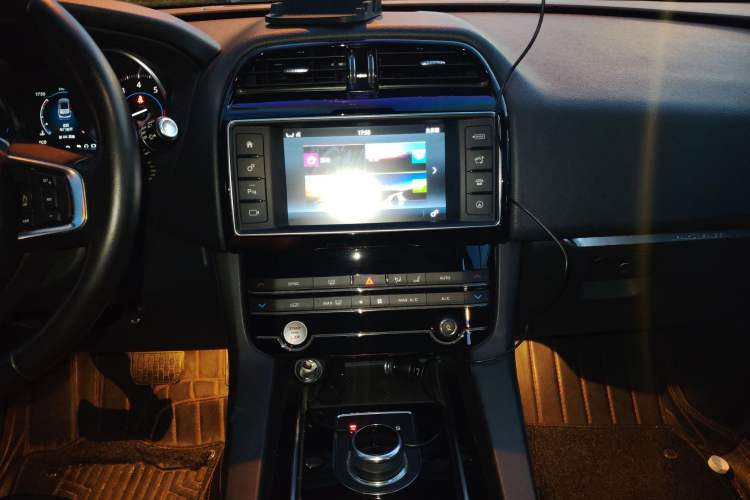 Used Jaguar F-PACE 2018 2.0T Two-Wheel Drive Urban Deluxe Edition Audio And AC Panel