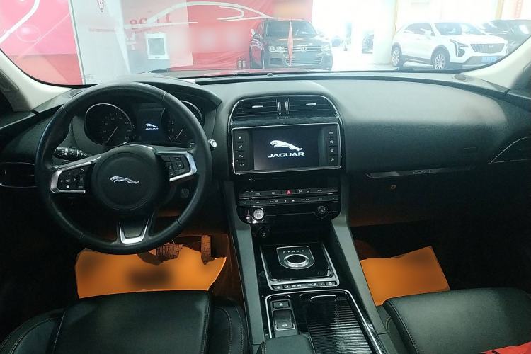 Used Jaguar F-PACE 2018 2.0T Four-Wheel Drive Urban Luxury Edition Center Console