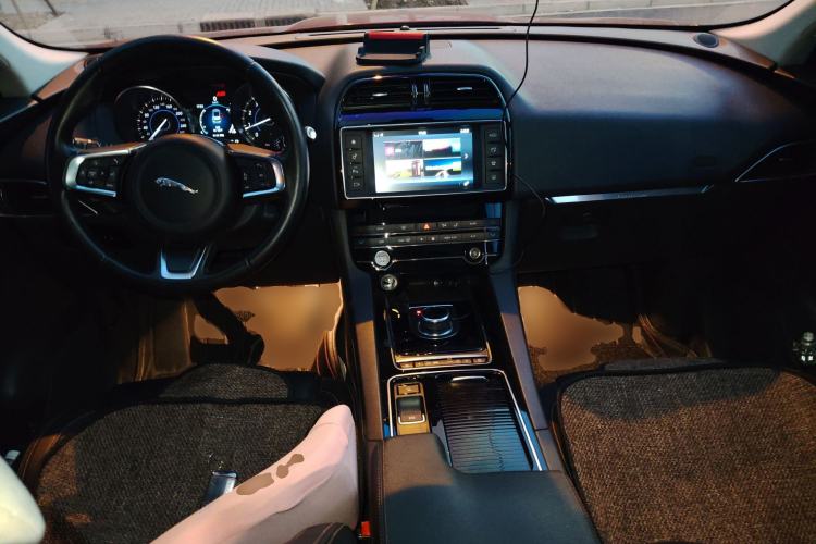 Used Jaguar F-PACE 2018 2.0T Two-Wheel Drive Urban Deluxe Edition Center Console