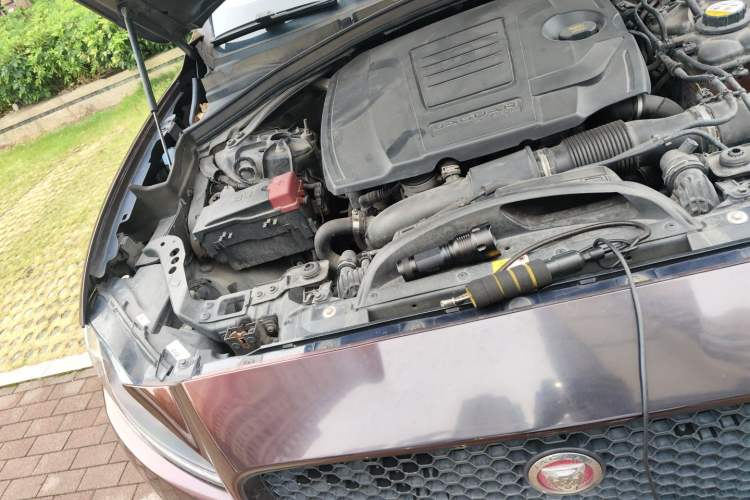 Used Jaguar F-PACE 2018 2.0T Four-Wheel Drive Urban Luxury Edition Engine Bay Right