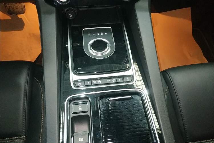 Used Jaguar F-PACE 2018 2.0T Four-Wheel Drive Urban Luxury Edition Gear Lever