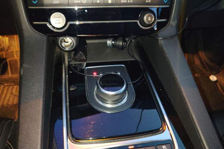 Used Jaguar F-PACE 2018 2.0T Two-Wheel Drive Urban Deluxe Edition Gear Lever
