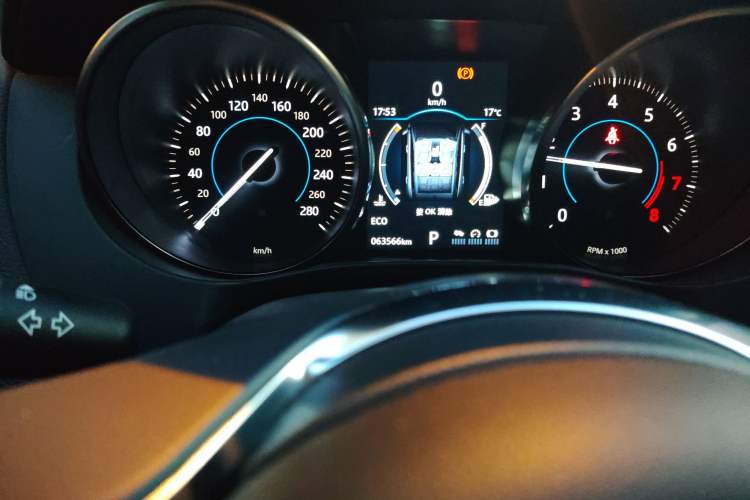 Used Jaguar F-PACE 2018 2.0T Two-Wheel Drive Urban Deluxe Edition Odometer Close Up