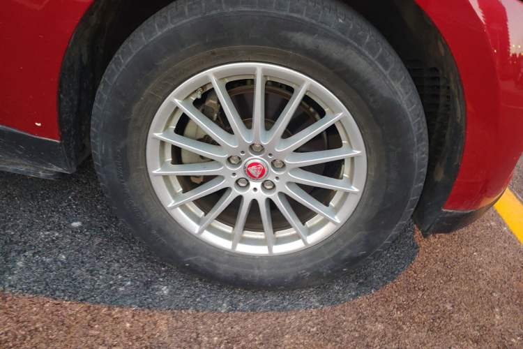 Used Jaguar F-PACE 2018 2.0T Two-Wheel Drive Urban Deluxe Edition Right Front Wheel Hub
