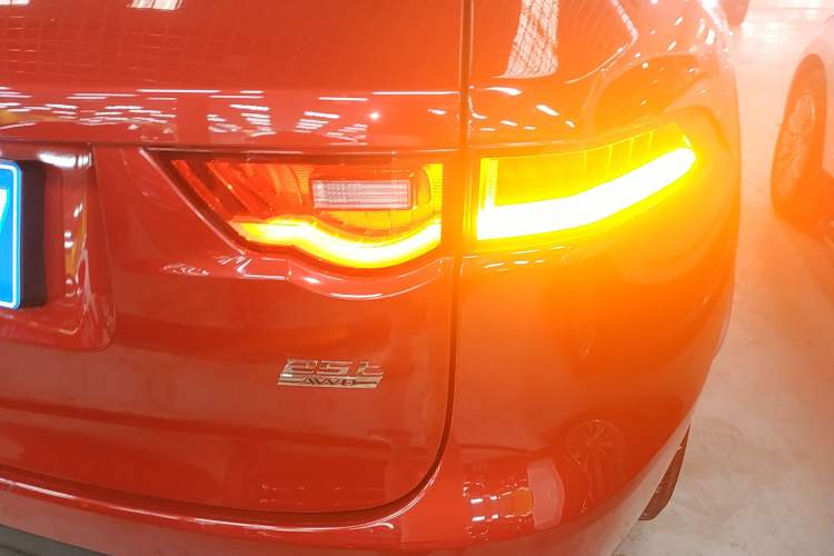 Used Jaguar F-PACE 2018 2.0T Four-Wheel Drive Urban Luxury Edition Right Rear Taillight