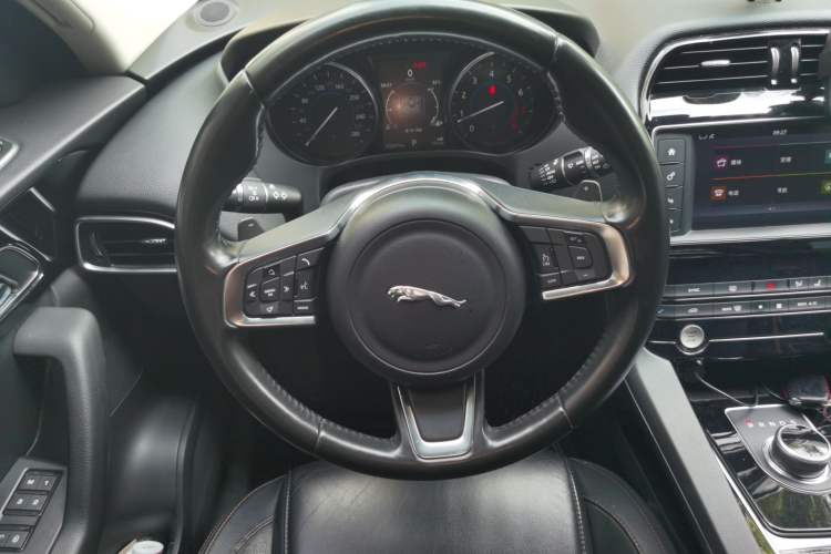 Used Jaguar F-PACE 2018 2.0T Four-Wheel Drive Urban Luxury Edition Steering Wheel