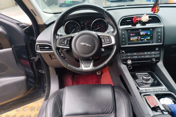 Used Jaguar F-PACE 2018 2.0T Four-Wheel Drive Urban Luxury Edition Steering Wheel