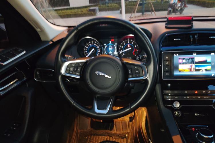Used Jaguar F-PACE 2018 2.0T Two-Wheel Drive Urban Deluxe Edition Steering Wheel