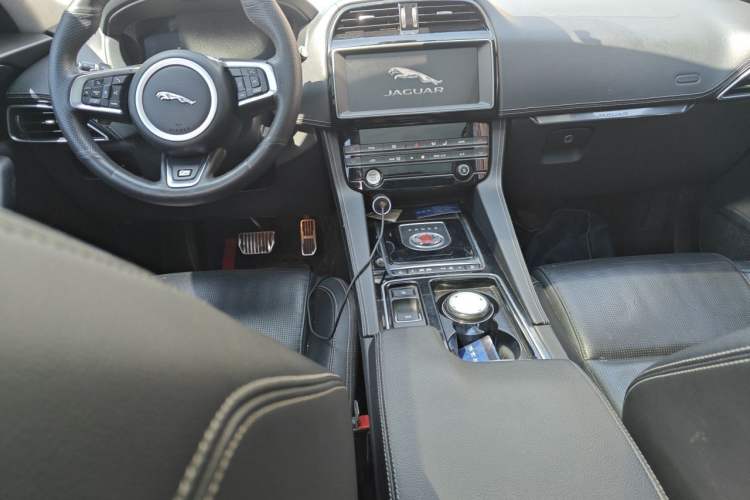 Used Jaguar F-PACE 2018 Restyled 2.0T All-Wheel-Drive R-Sport Sport Edition Center Console