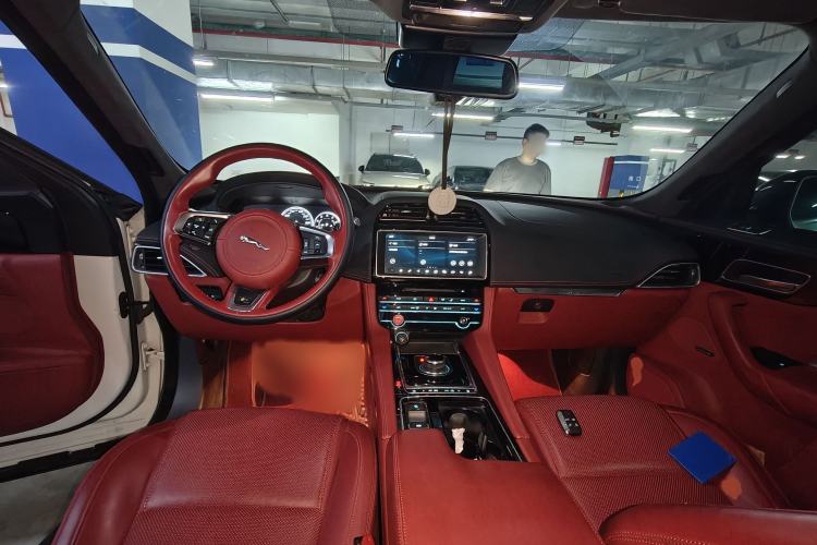 Used Jaguar F-PACE 2018 3.0 SC Four-Wheel Drive R-Sport Sport Edition Interior 2