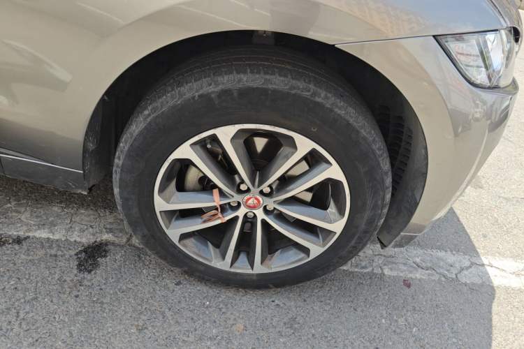 Used Jaguar F-PACE 2018 Restyled 2.0T All-Wheel-Drive R-Sport Sport Edition Right Front Wheel Hub