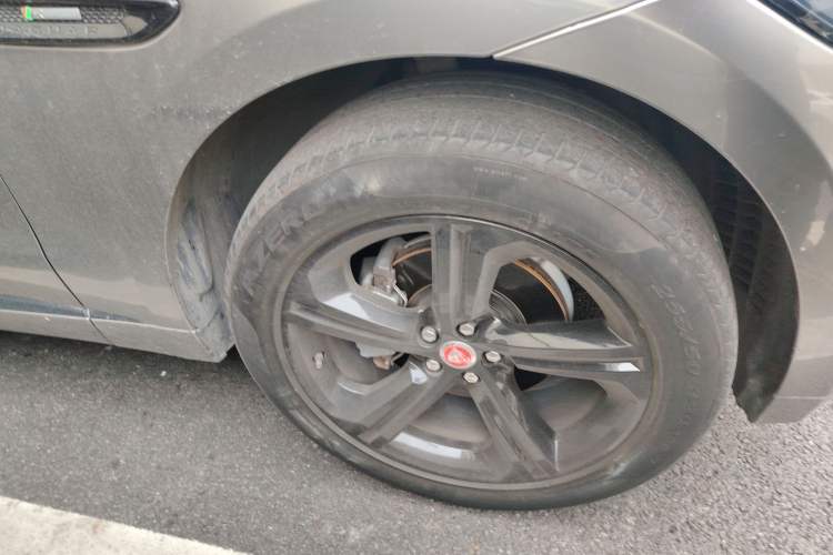 Used Jaguar F-PACE 2018 2.0T All-Wheel Drive R-Sport Sport Edition Right Front Wheel Hub