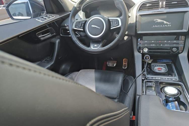 Used Jaguar F-PACE 2018 Restyled 2.0T All-Wheel-Drive R-Sport Sport Edition Steering Wheel