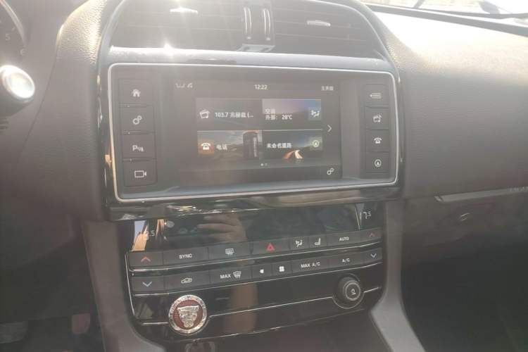 Used Jaguar F-PACE 2018 2.0T Four-Wheel Drive Urban Luxury Edition Audio And AC Panel