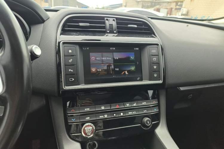 Used Jaguar F-PACE 2018 2.0T Four-Wheel Drive Urban Luxury Edition Audio And AC Panel