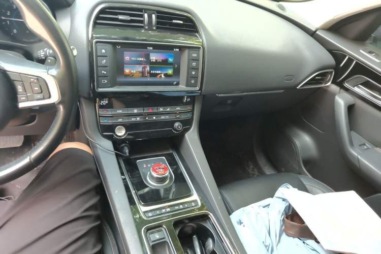 Used Jaguar F-PACE 2018 2.0T Four-Wheel Drive Urban Luxury Edition Audio And AC Panel