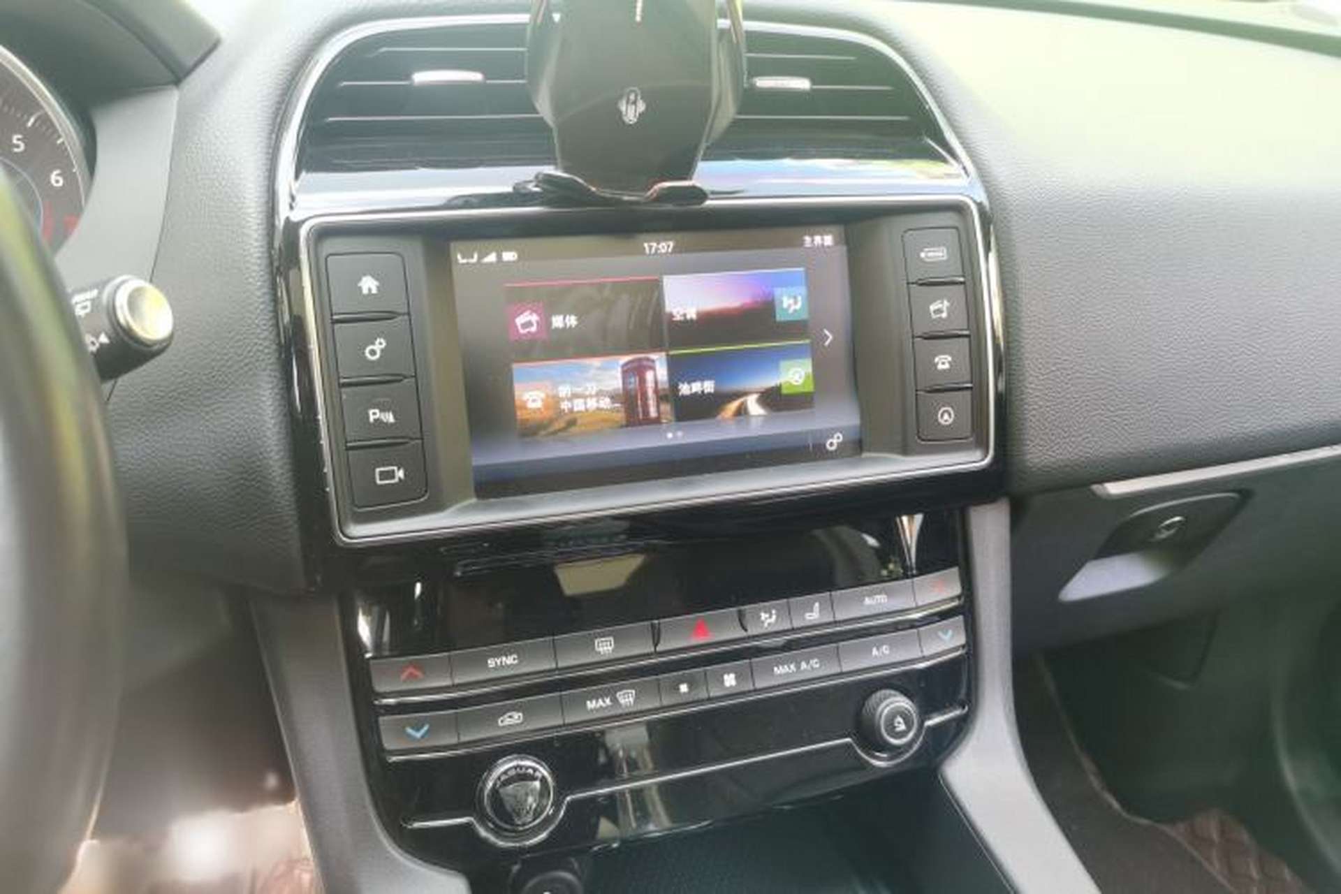 Used Jaguar F-PACE 2018 2.0T Two-Wheel Drive Urban Deluxe Edition Audio And AC Panel