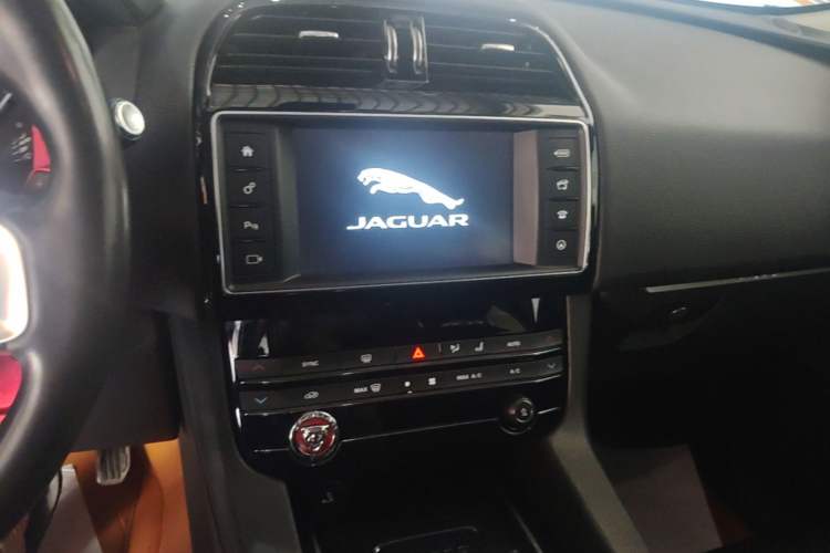 Used Jaguar F-PACE 2018 2.0T Two-Wheel Drive Urban Deluxe Edition Audio And AC Panel