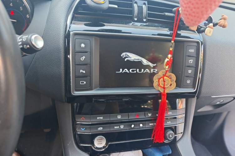 Used Jaguar F-PACE 2018 2.0T Four-Wheel Drive Urban Luxury Edition Audio And AC Panel