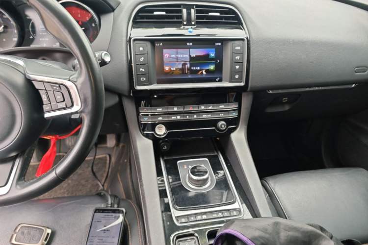 Used Jaguar F-PACE 2018 2.0T Two-Wheel Drive Urban Deluxe Edition Audio And AC Panel