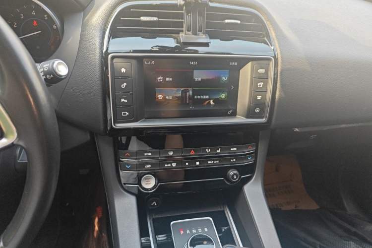 Used Jaguar F-PACE 2018 2.0T Four-Wheel Drive Urban Luxury Edition Audio And AC Panel