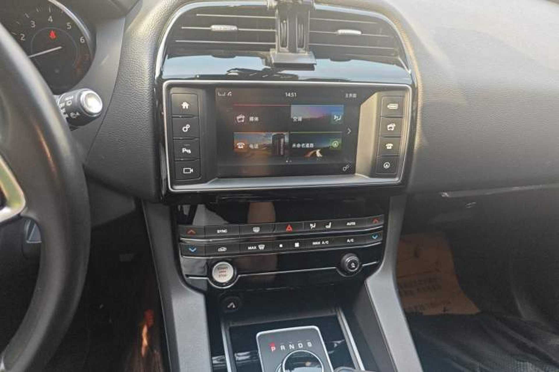 Used Jaguar F-PACE 2018 2.0T Four-Wheel Drive Urban Luxury Edition Audio And AC Panel